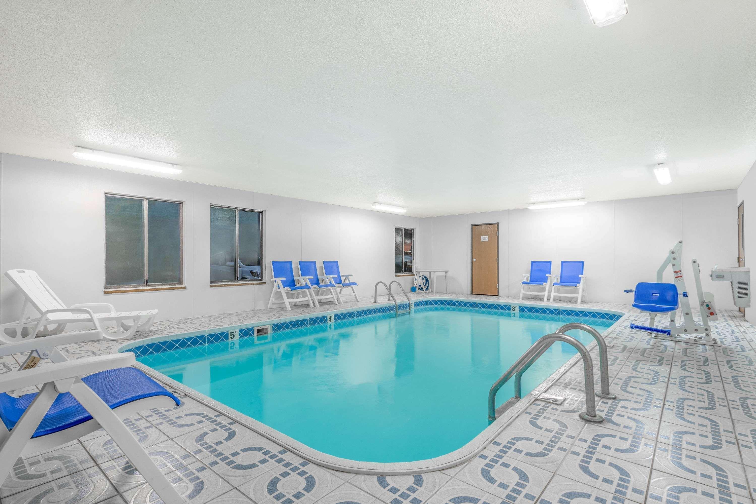 Super 8 By Wyndham Vincennes Motel Exterior photo